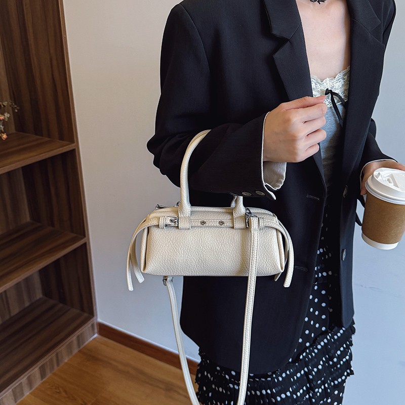 A niche high-end fashion hand-held pillow bag for women in 2025, a simple and versatile single-shoulder bag for work and commuting details Picture