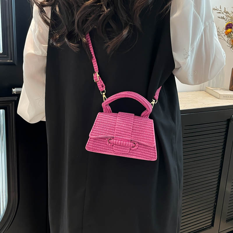 The new Spring/Summer 2025 small square bag in solid color is simple, stylish and versatile. It is a fashionable hand-held shoulder bag details Picture