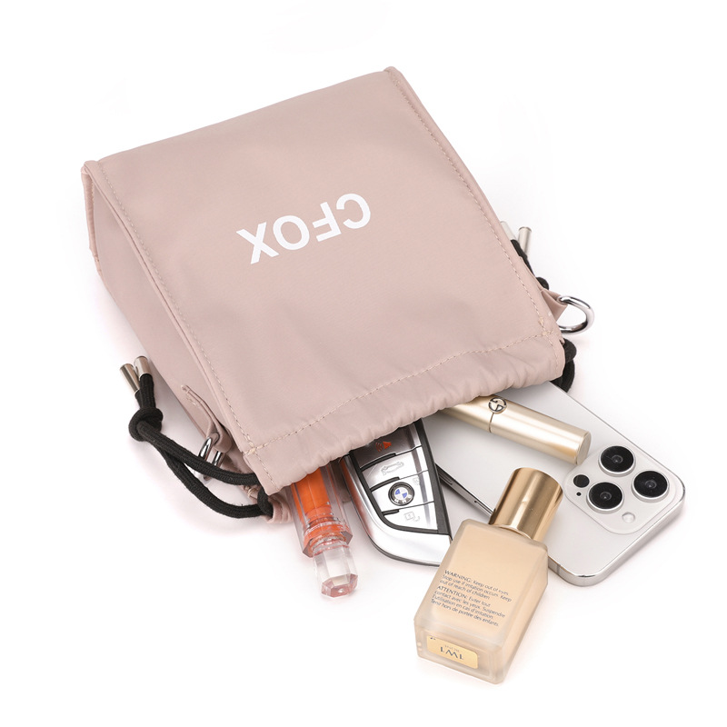 Colorful Fox's new women's shoulder bag, a Korean-style fashionable and trendy mobile phone bag, a versatile and simple crossbody bag Application Scenario
