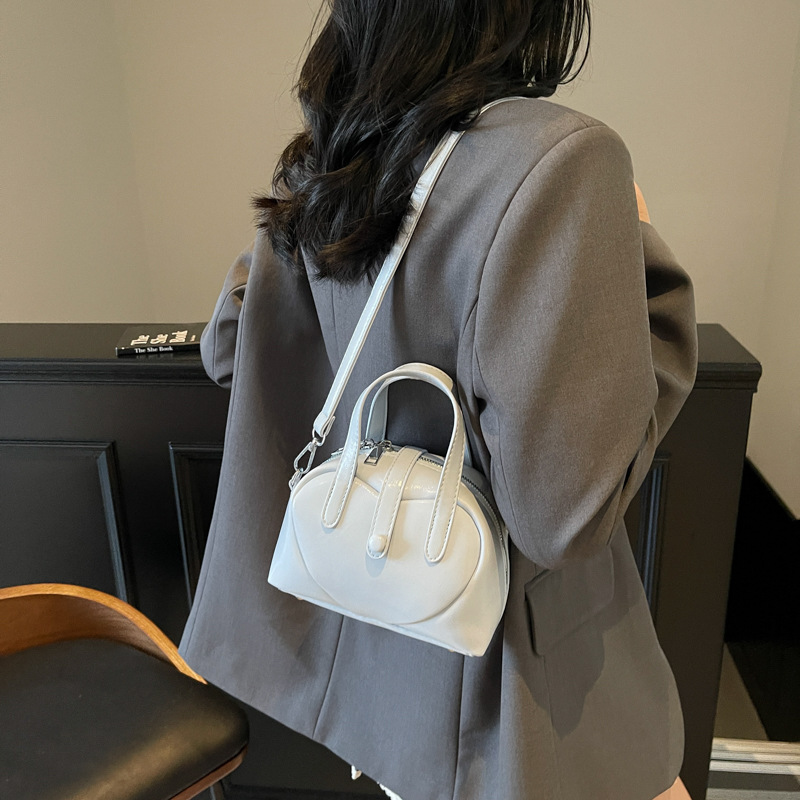 High-end heart-shaped handbag for women, 2025 new style exquisite and versatile pillow bag, fashionable and trendy single-shoulder crossbody bag details Picture