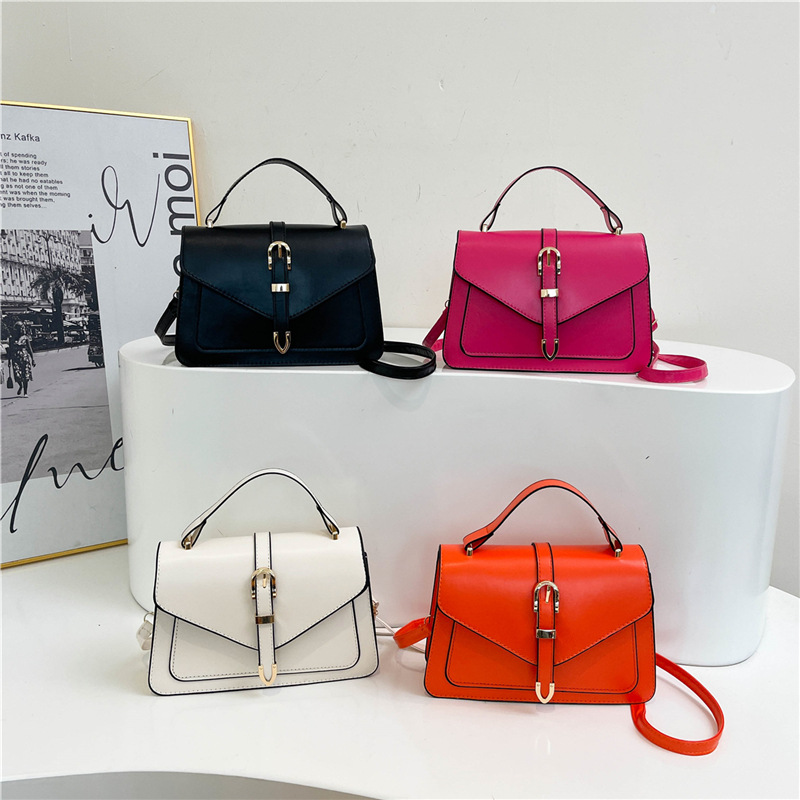 A stylish women's handbag for the autumn of 2024, featuring a single-shoulder crossbody retro style and a high-quality Korean-style small square bag for women Application Scenario