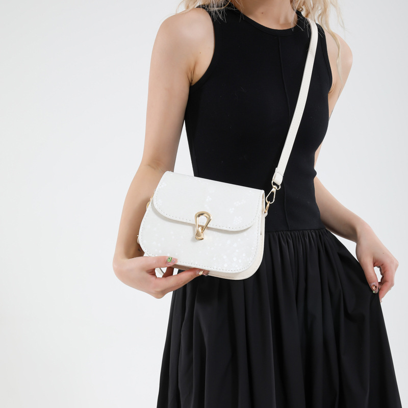 Fashionable Korean version 2025 Spring New versatile ins single-shoulder crossbody bag with lock buckle, stylish commuter saddle bag details Picture
