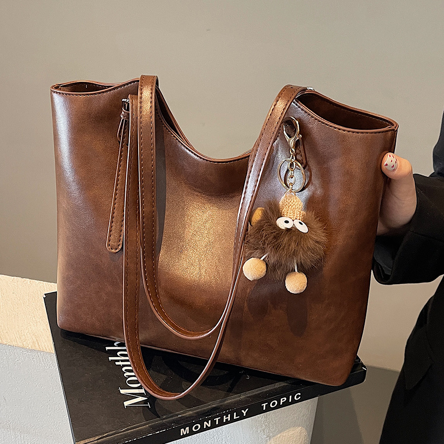 Retro large-capacity women's 2024 new single-shoulder bag, fashionable and stylish, casual and versatile, commuting underarm tote bag full figure