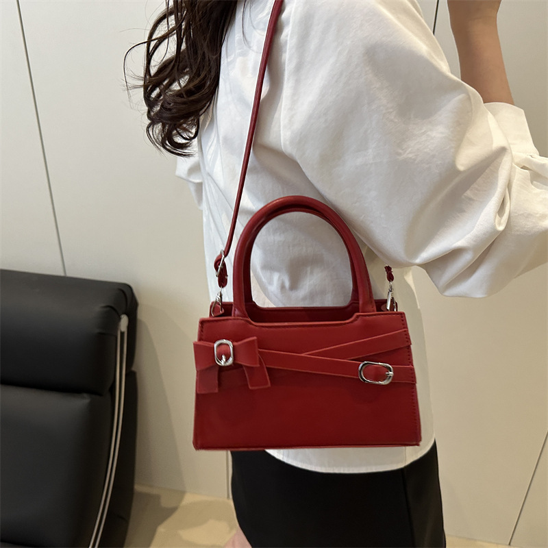 The textured bow handbag is a new Spring/Summer 2025 women's single-shoulder crossbody bag and a stylish commuting small square bag Specification drawing