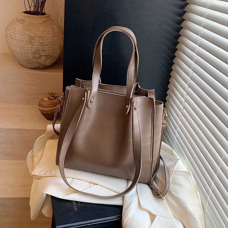 A large capacity tote bag for work commuting, a new retro, trendy, casual and high-end quality single-shoulder bag for women in 2025 Specification drawing