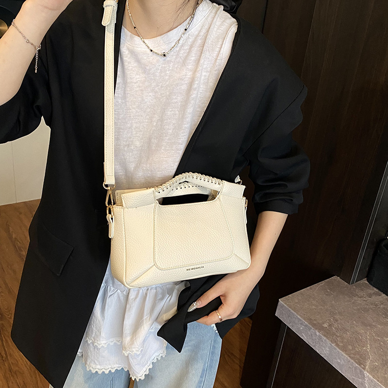 This high-end, fashionable and simple handbag is a new style of stylish and light luxury single-shoulder bag for women in 2025. It is a versatile and casual crossbody bag Specification drawing