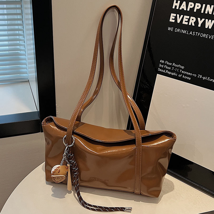 A new Korean version of a niche underarm bag for women in 2025, a trendy and retro hand-held commuter bag with a simple and large-capacity single-shoulder bag full figure