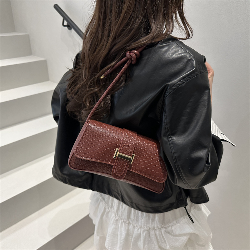 Woven solid color 2025 simple and color-blocked fashion, casual and retro street crossbody bag with shoulder details Picture