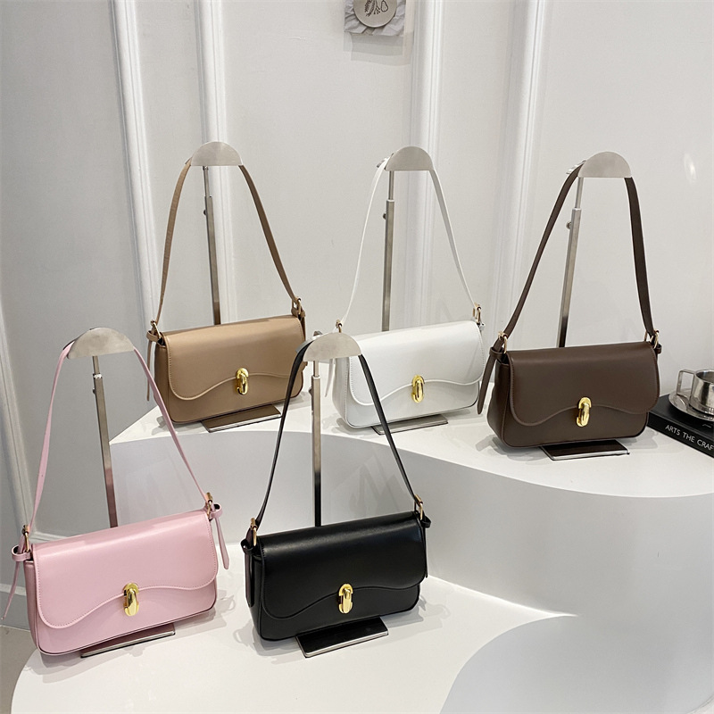 Korean style simple single-shoulder bag, fashionable crossbody bag, niche simple small square bag, new summer 2025 stylish underarm bag Application Scenario
