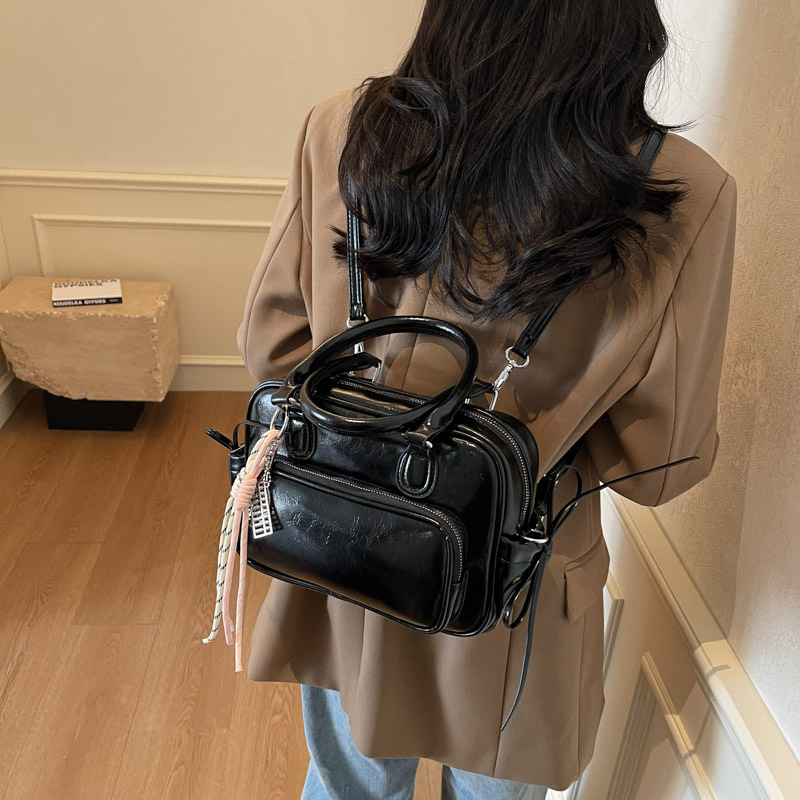 Casual large-capacity bag for women, 2025 new style versatile crossbody bag, multi-purpose backpack, commuter handbag Application Scenario