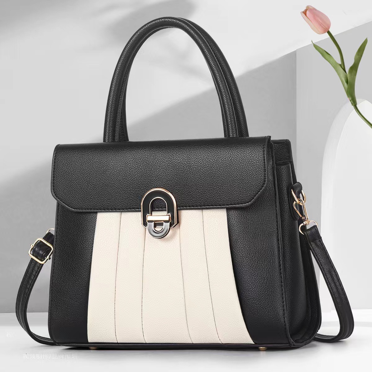 A new large-capacity crossbody bag for cross-border use, featuring multi-layered stitching and a high aesthetic level. It is a fashionable single-shoulder bag full figure