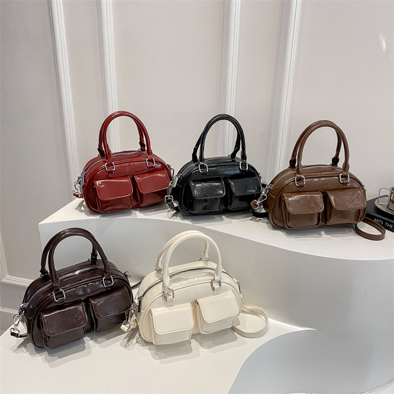 Versatile and niche underarm bag, 2025ins fashion tote bag, spring large-capacity commuter bag, women's cross-border trend Application Scenario