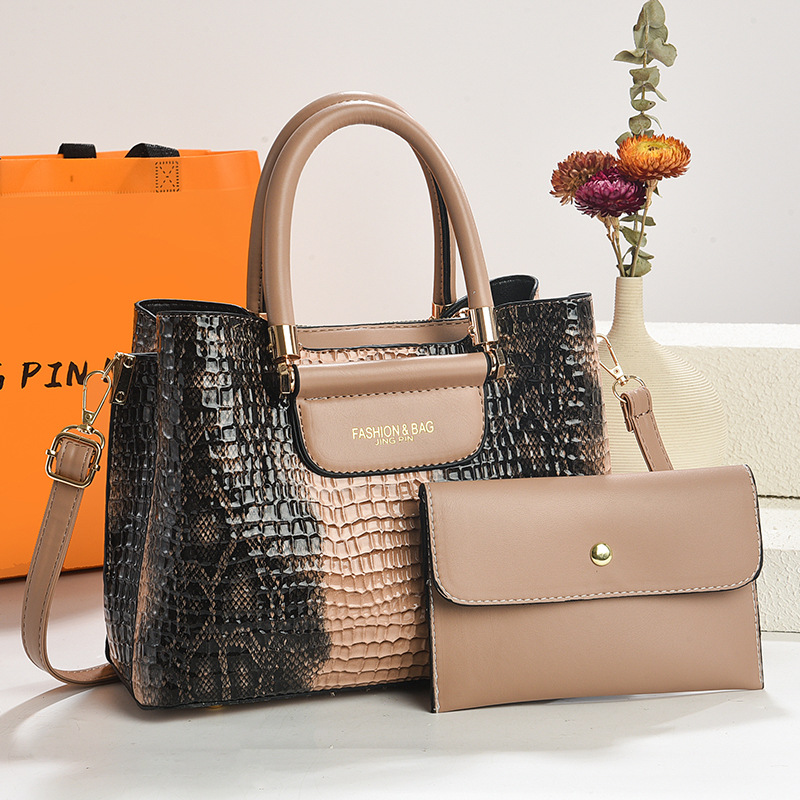 The 2025 new bright leather embossed large-capacity women's bag is fashionable and simple. It's a single-shoulder crossbody bag for middle-aged mothers with a checkered pattern Application Scenario