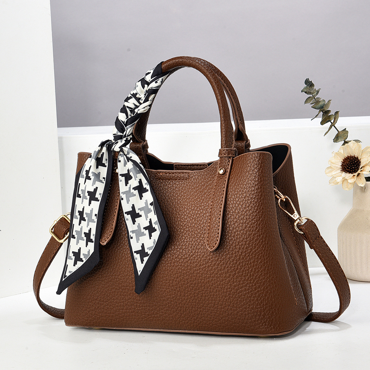 A manufacturer of large-capacity handbags for women in the summer of 2025, featuring a trendy, simple, fashionable and elegant crossbody single-shoulder bag Item Picture