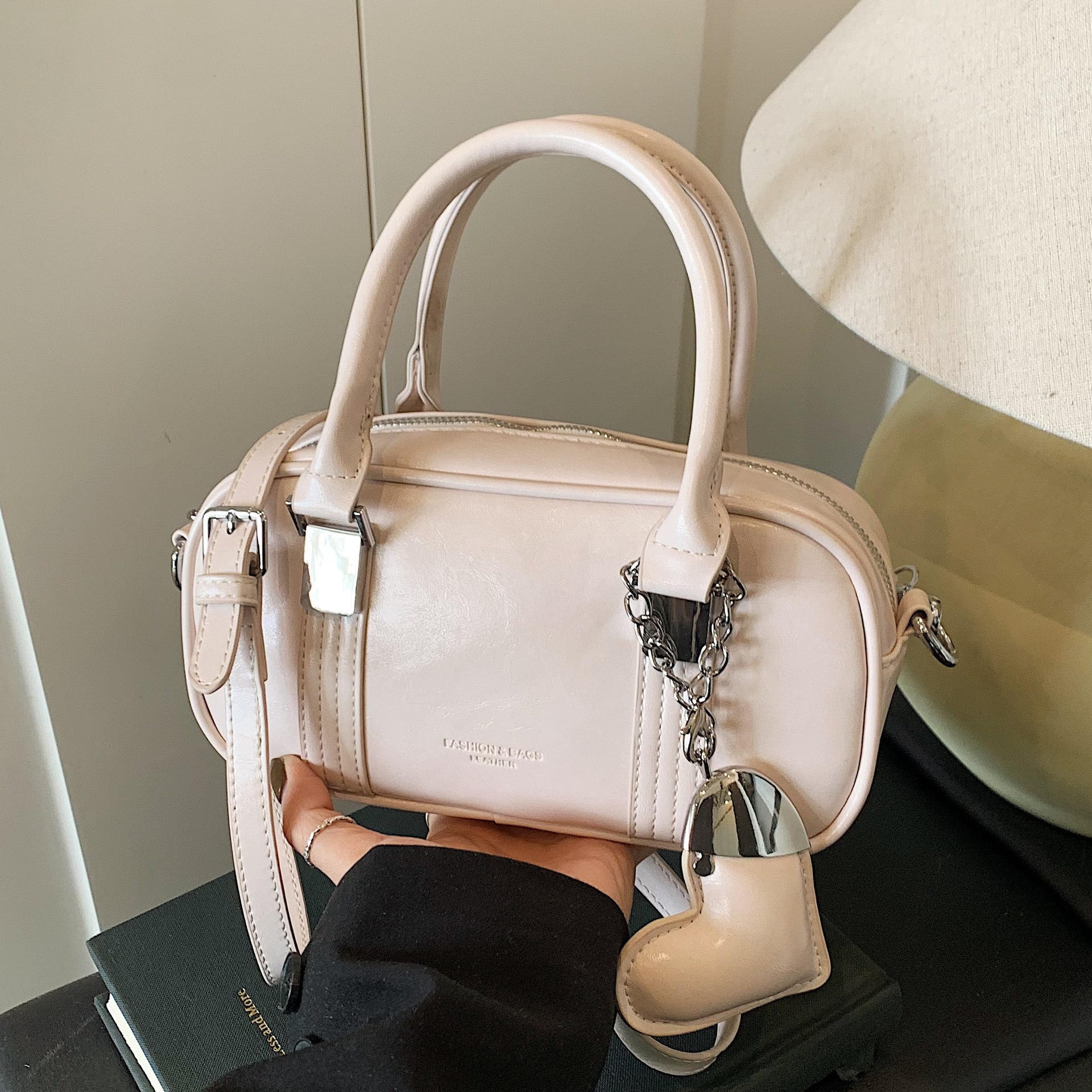 High-end commuter handbag for women, 2025 new versatile and fashionable single-shoulder small square bag, simple and casual crossbody bag full figure