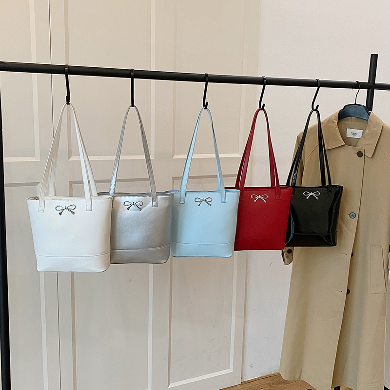 A new silver high-end, fashionable and versatile large-capacity bag, a single-shoulder bag for college students' classes and a tote bag for commuting Application Scenario