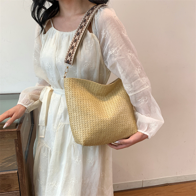 Korean-style artistic woven bag for women, summer 2024, casual, simple, large-capacity straw woven bag, fashionable single-shoulder bucket bag Specification drawing
