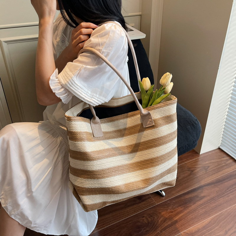 Simple and large-capacity straw woven bag, single-shoulder bag, girls' beach bag, new summer style 2025, laid-back striped tote bag Application Scenario