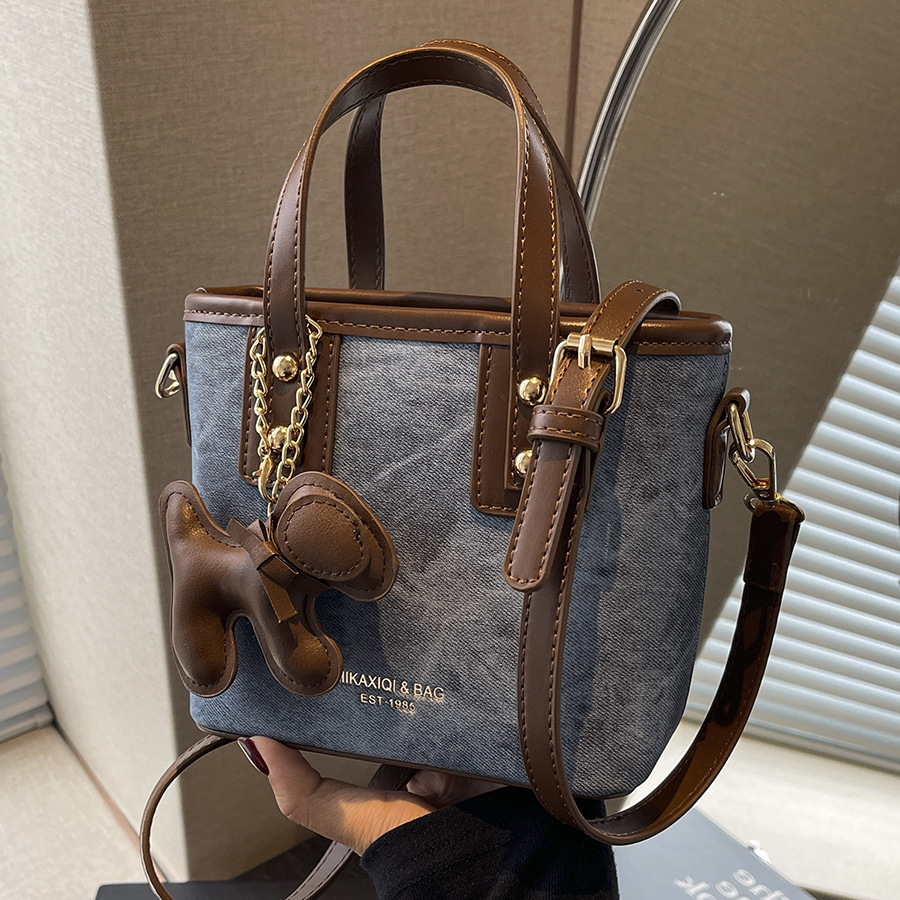 A new 2024 high-end Korean-style single-shoulder crossbody bag with a unique design and a hand-held bucket bag full figure