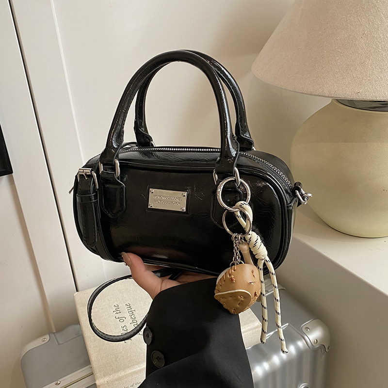 A new, stylish and versatile single-shoulder bag for women in 2025, a casual and trendy crossbody bag for commuting to work full figure