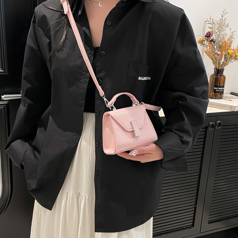 Korean style trendy hand-held small square bag for women 2025 new simple commuting crossbody bag solid color stylish single-shoulder bag Application Scenario