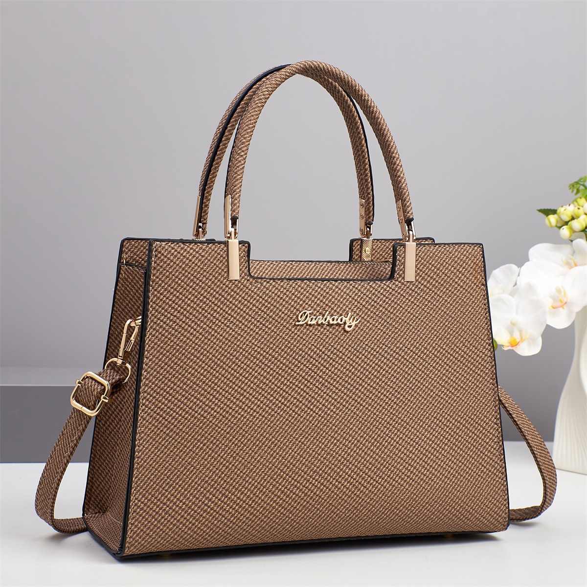 This new solid-color fabric-textured crossbody bag is versatile for spring and summer and is a high-quality large bag for a family of three on Mother's Day details Picture