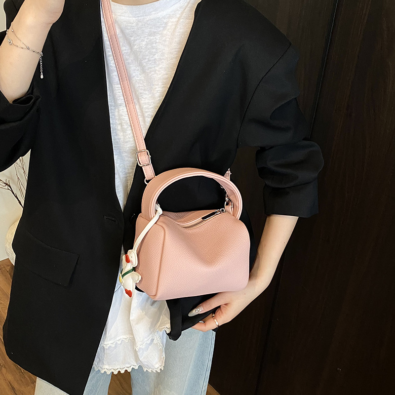 New Spring/Summer 2025 fashionable and simple lychee pattern handbag for women, Korean style trendy solid color versatile single-shoulder crossbody bag Application Scenario