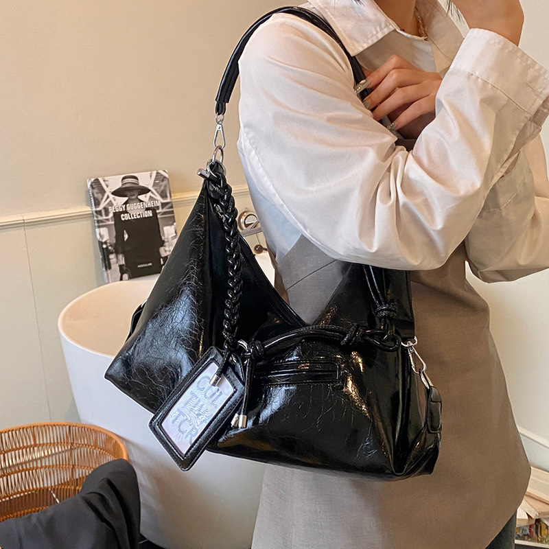 Cross-border trendy and fashionable hand-held underarm bag for women, 2025 new stylish and super cool motorcycle large-capacity single-shoulder crossbody bag details Picture