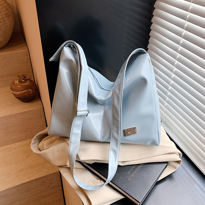 Spring 2025 new casual and simple tote bag for women's commuting to work, large-capacity single-shoulder bag, fashionable underarm bag full figure