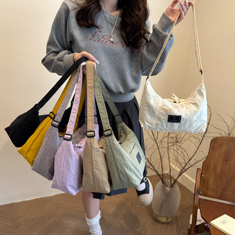 Nylon fabric crossbody bag for women 2025 New large-capacity single-shoulder dumpling bag, a niche design for commuting underarm bags Application Scenario