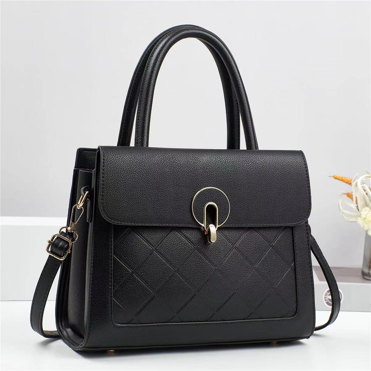 Embossed high-end handbag for women, 2024 new trendy handbag, versatile bestseller, large-capacity fashionable single-shoulder crossbody bag Application Scenario