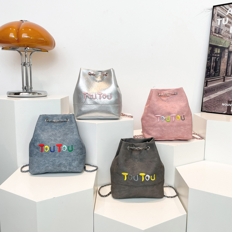 Fashionable large-capacity chain backpack for women, 2024 new style, stylish and elegant bucket bag, commuting single-shoulder large bag Application Scenario