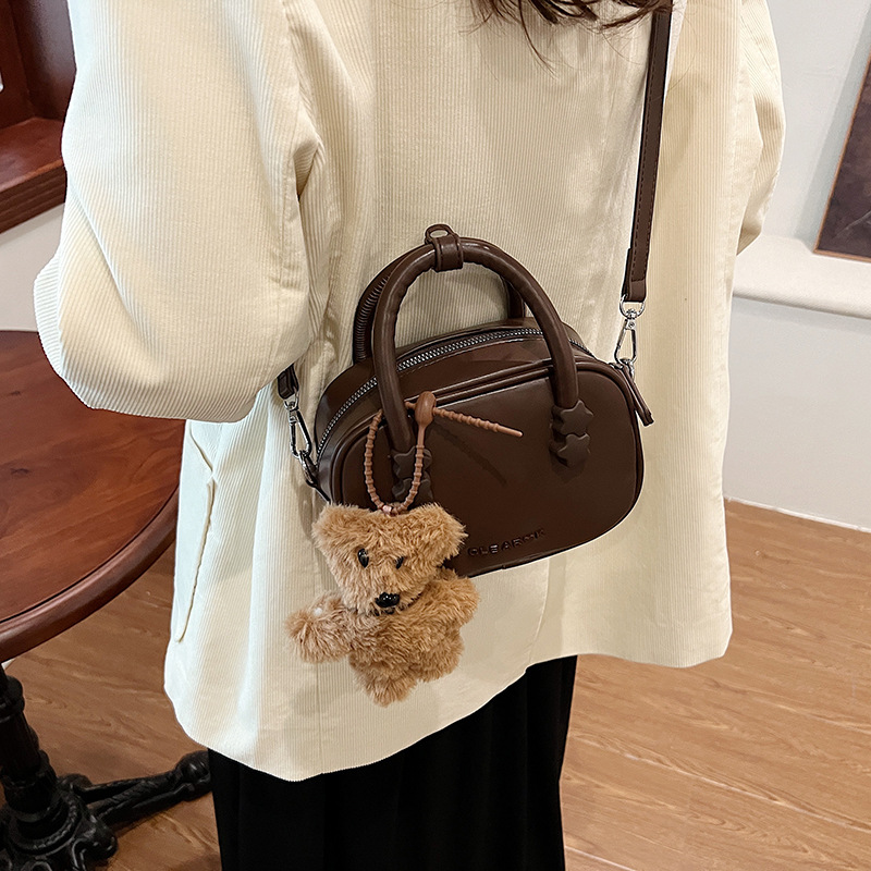 Carrying a fashionable baseball underarm bag for women, 2024 new retro and trendy versatile single-shoulder bag, simple and casual crossbody bag Application Scenario