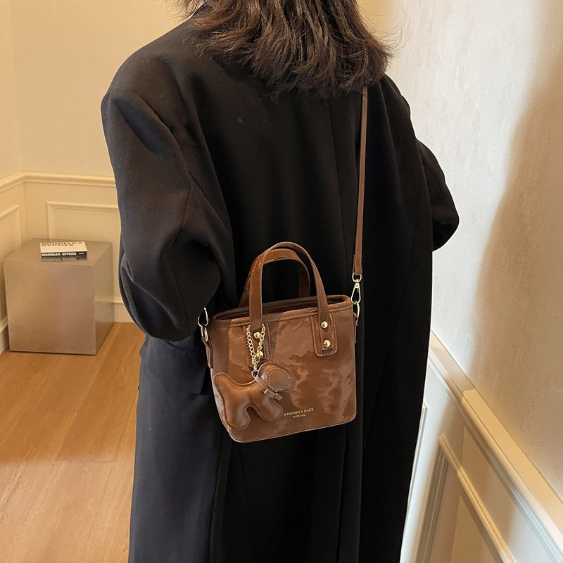 Korean style fashionable and versatile bucket bag for women 2025 new niche design crossbody bag, high-end commuting single-shoulder bag Application Scenario
