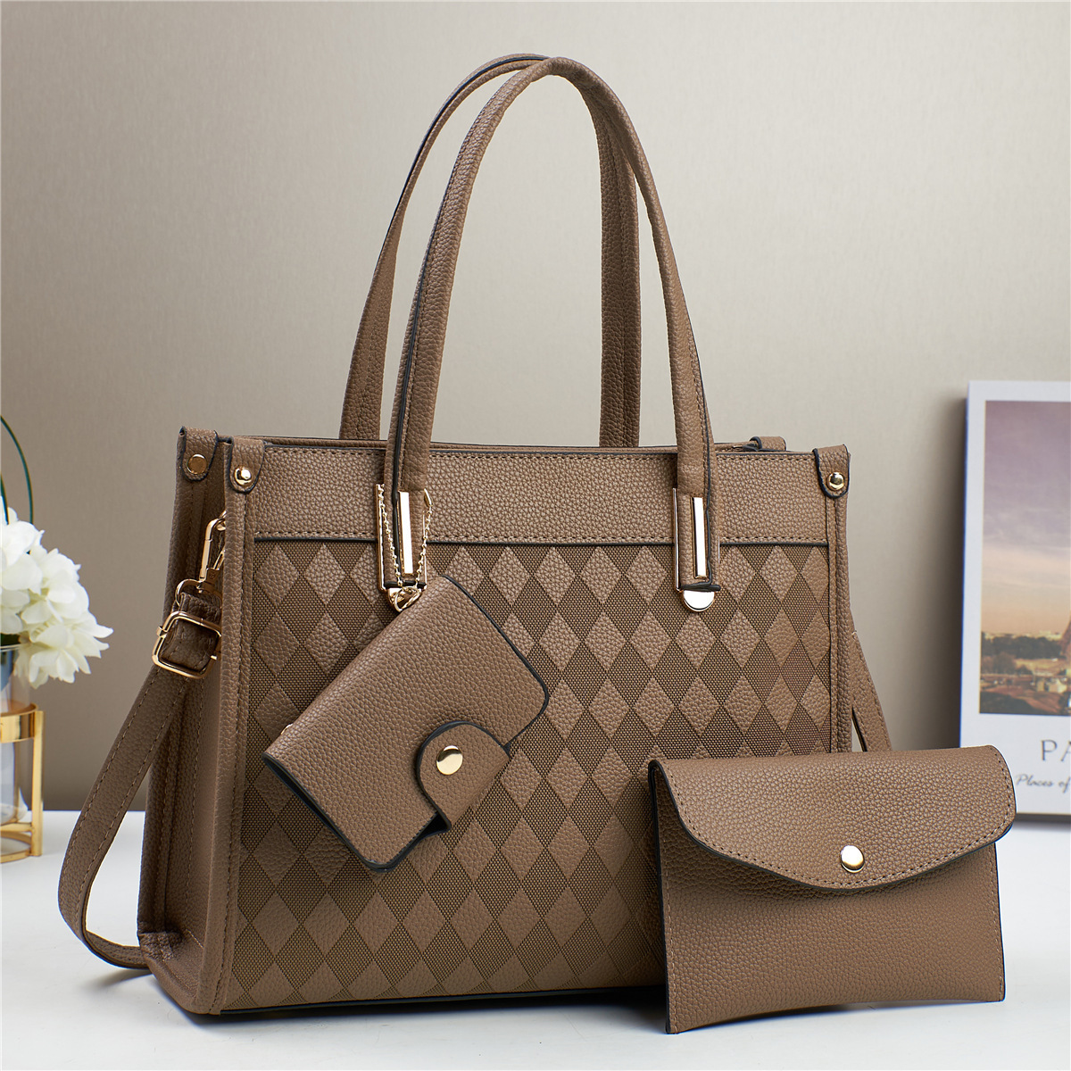 The 2024 new style of the foreign trade three-piece set bag features a high-quality diamond-shaped embossed large-capacity mom's trendy bag and a stylish tote mother-and-child bag full figure