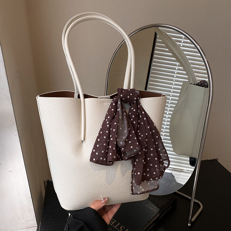 A large-capacity bag for women's fashion and versatility. A new 2025 simple single-shoulder tote bag for casual work and commuting full figure