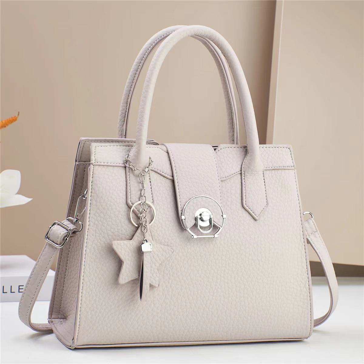 This is a new and versatile bestseller for ladies in foreign trade from the manufacturer in 2024, featuring a crossbody bag and a fashionable large handbag for women. It's a new spring collection Application Scenario
