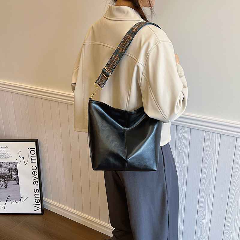 Stylish and high-quality large-capacity tote bag 2023 autumn/winter retro wide shoulder strap fashionable casual commuting bucket bag Application Scenario