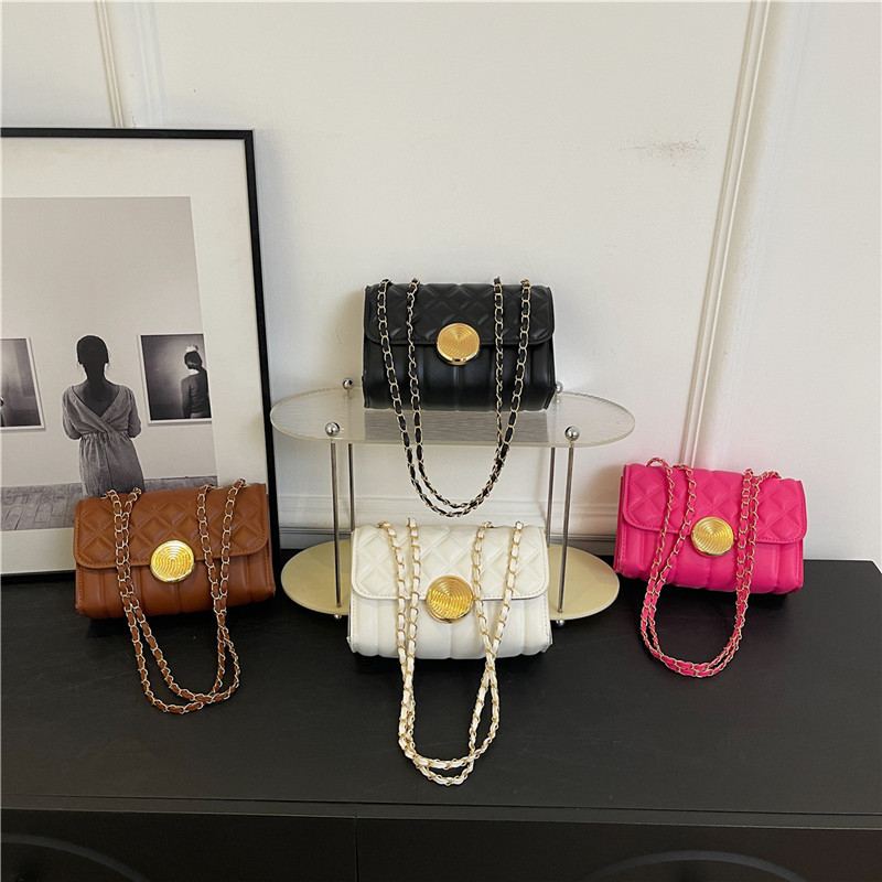A versatile and personalized commuter small square bag, diamond-shaped chain bag, single-shoulder bag, new summer 2024 cross-border women's bag, crossbody bag Application Scenario