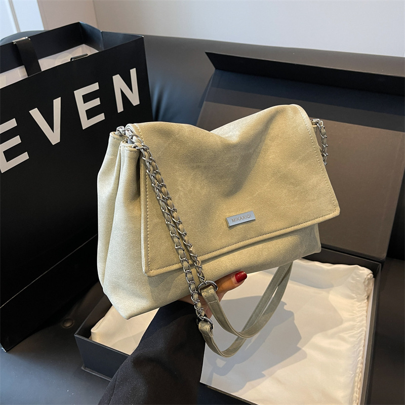 A niche fashion chain hand-held large bag for women, 2023 new simple tote bag, casual and versatile solid color underarm bag Specification drawing