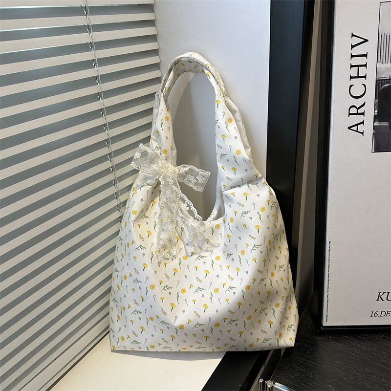 The 2025 summer new large-capacity single-shoulder commuter women's canvas floral print bag and versatile bow tote bag full figure