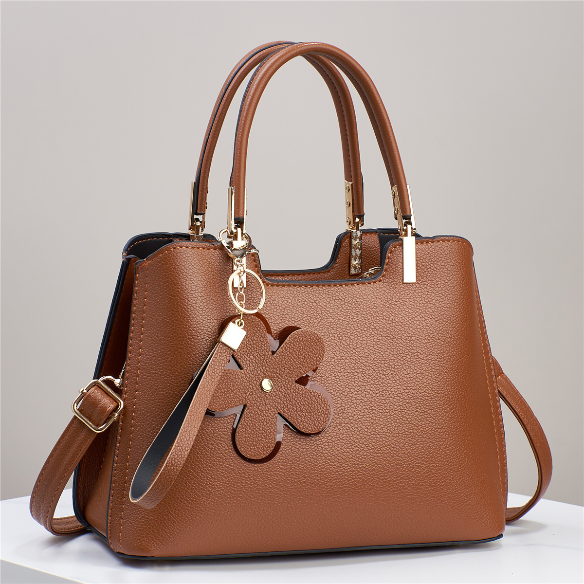 A popular large-capacity hand-held shoulder crossbody bag for elegant ladies in foreign trade, a new and fashionable versatile bag in 2023 Application Scenario