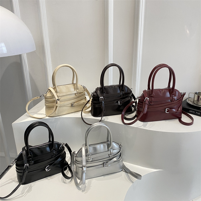 A new summer 2025 personalized hand-held bowling bag for women, a retro Korean commuter fashion single-shoulder crossbody bag Application Scenario