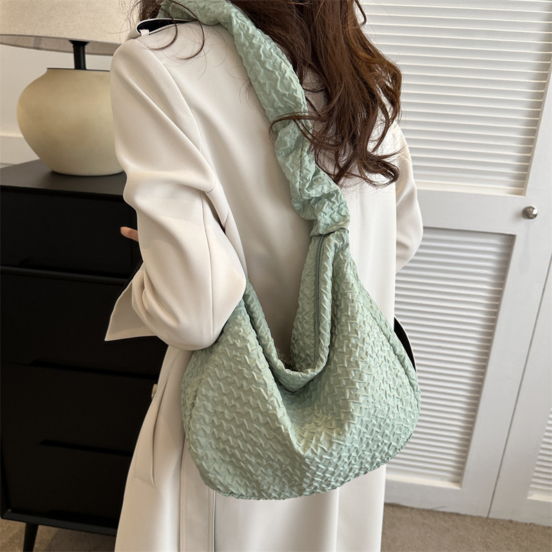 Retro niche crossbody bag for autumn and winter, new large-capacity simple crossbody bag, student casual, underarm dumpling bag, cross-border Application Scenario