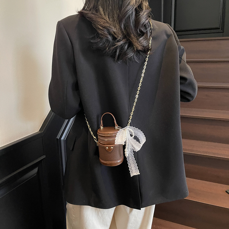 Cross-border high-end fashion mini hand-held bucket bag for women 2025 new niche design versatile single-shoulder crossbody bag Application Scenario