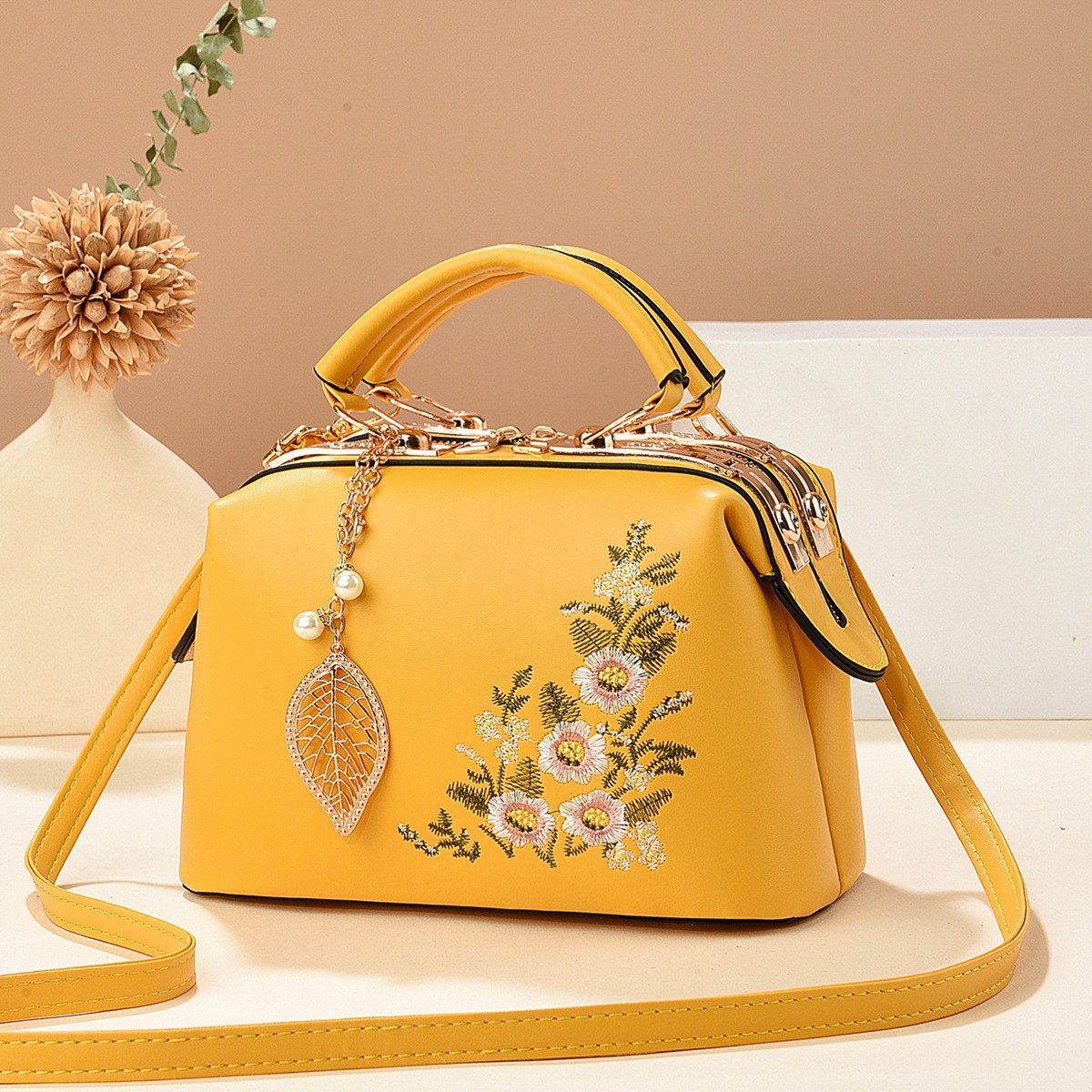 2025 New large-capacity handbag bag, Chinese-style floral single-shoulder bag, elegant and dignified quality women's bag, export bags full figure