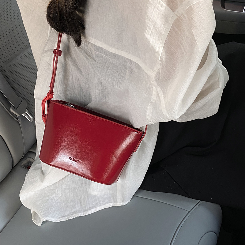 High-end and fashionable hand-held bucket bag for women, 2025 new niche design, commuting single-shoulder bag, trendy and stylish crossbody bag details Picture