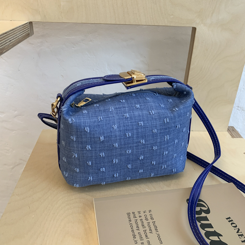 2025 Personalized single-shoulder crossbody bag, ins fashionable, simple and stylish bag, women's simple and high-quality commuting bag full figure
