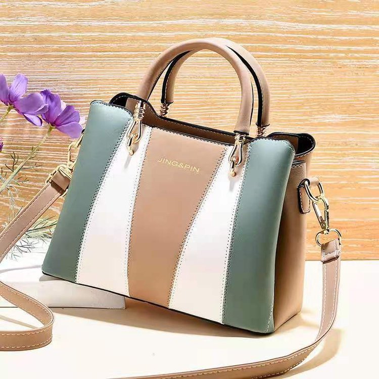 The 2022 new trendy large-capacity handbag with contrasting colors, a stylish and elegant single-shoulder crossbody bag for women full figure