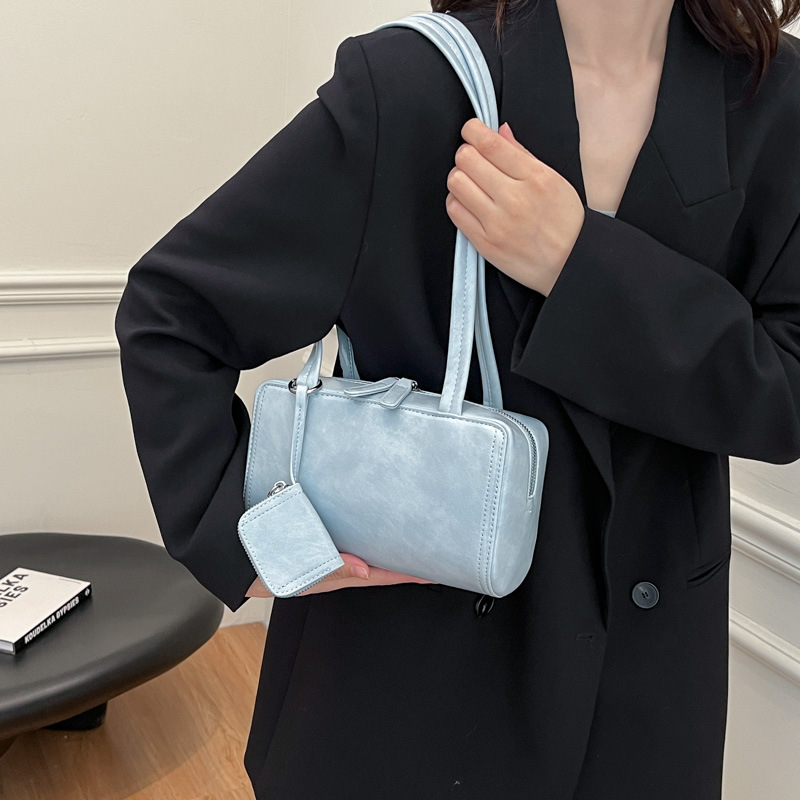 Retro oil wax leather small bag for women, 2025 new style, fashionable and versatile, single-shoulder underarm bag, high-end commuting handbag details Picture